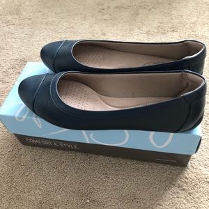 Women’s Life Stride Navy flats size 8